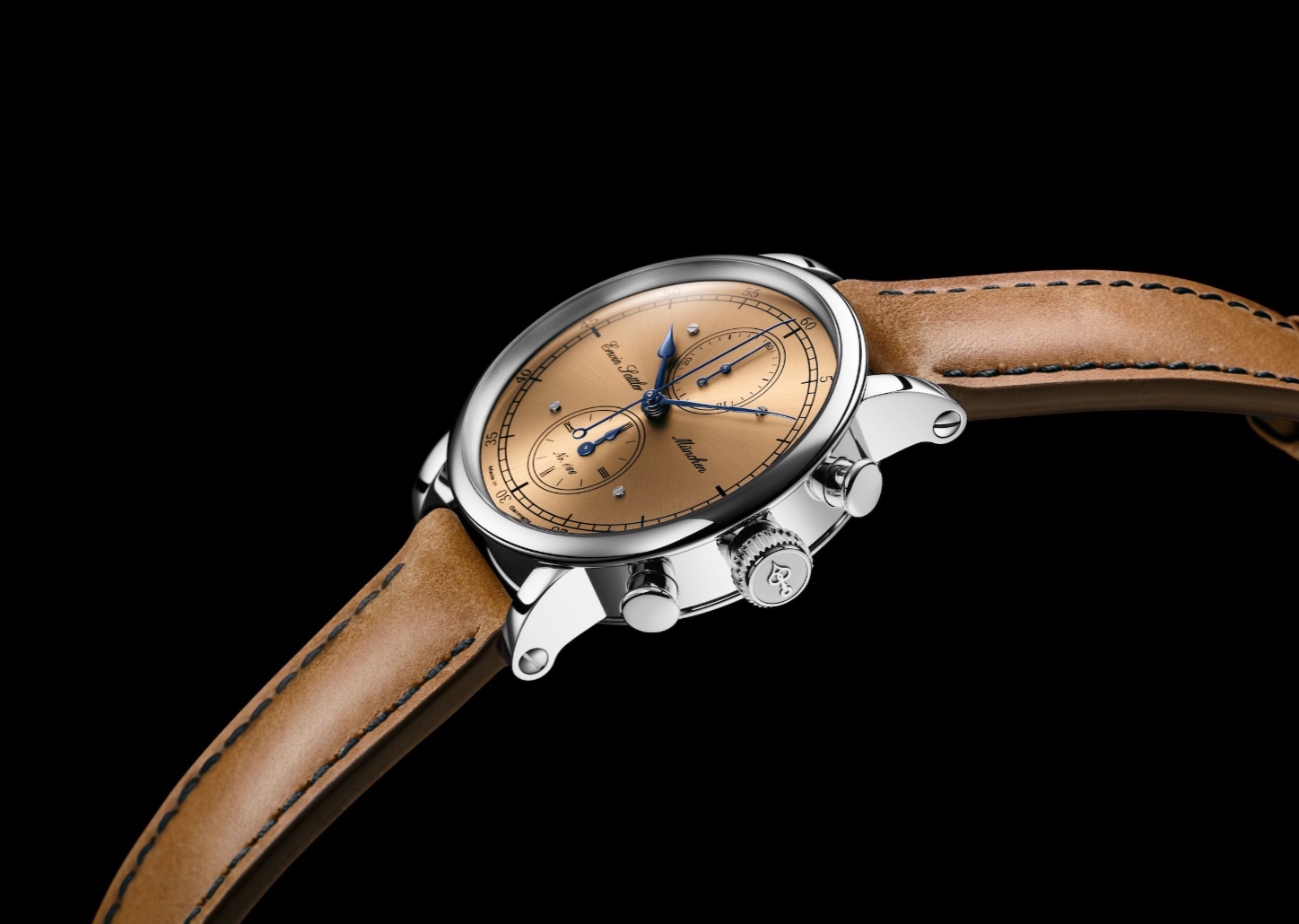 Erwin Sattler heren polshorloge model Chronograph 66. 
Het laatste nieuwe model uit de Erwin Sattler horloge collectie. Mechanisch uurwerk Automatic Sellita SW500. Gangreserve 48 uur. Limited Edition 66 stuks. Champagne bronskleurige wijzerplaat en blauwe wijzers. Symmetrisch geplaatste Subdails. Hand geguillocheerde en gegraveerde rotor. Edelstalen kast met gepolijste Lunette. Diamater 44mm. Ontspiegeld Saffierglas en saffierglazen achterkant. Hand genaaide lederen band met roestvrijstalen vouwsluiting. 5 ATM Waterdicht.